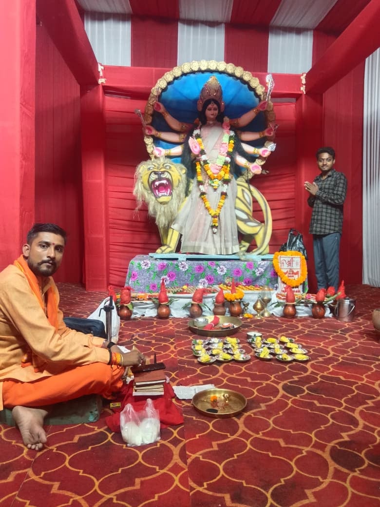 फोटो न- 13 सीकेटीपी 13 शंकर बाजार में पांडाल में मां भगवती का पूजन करते पुजारी व अन्य। संवाद फोटो न- 13 सीकेटीपी 13 शंकर बाजार में पांडाल में मां भगवती का पूजन करते पुजारी व अन्य। संवाद