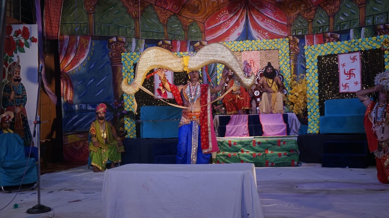 फोटो संख्या:-66 श्री हनुमान रामलीला में विश्वामित्र के लिए फूल तोड़ते हुए राम व लक्ष्मण। संवाद फोटो संख्या:-66 श्री हनुमान रामलीला में विश्वामित्र के लिए फूल तोड़ते हुए राम व लक्ष्मण। संवाद