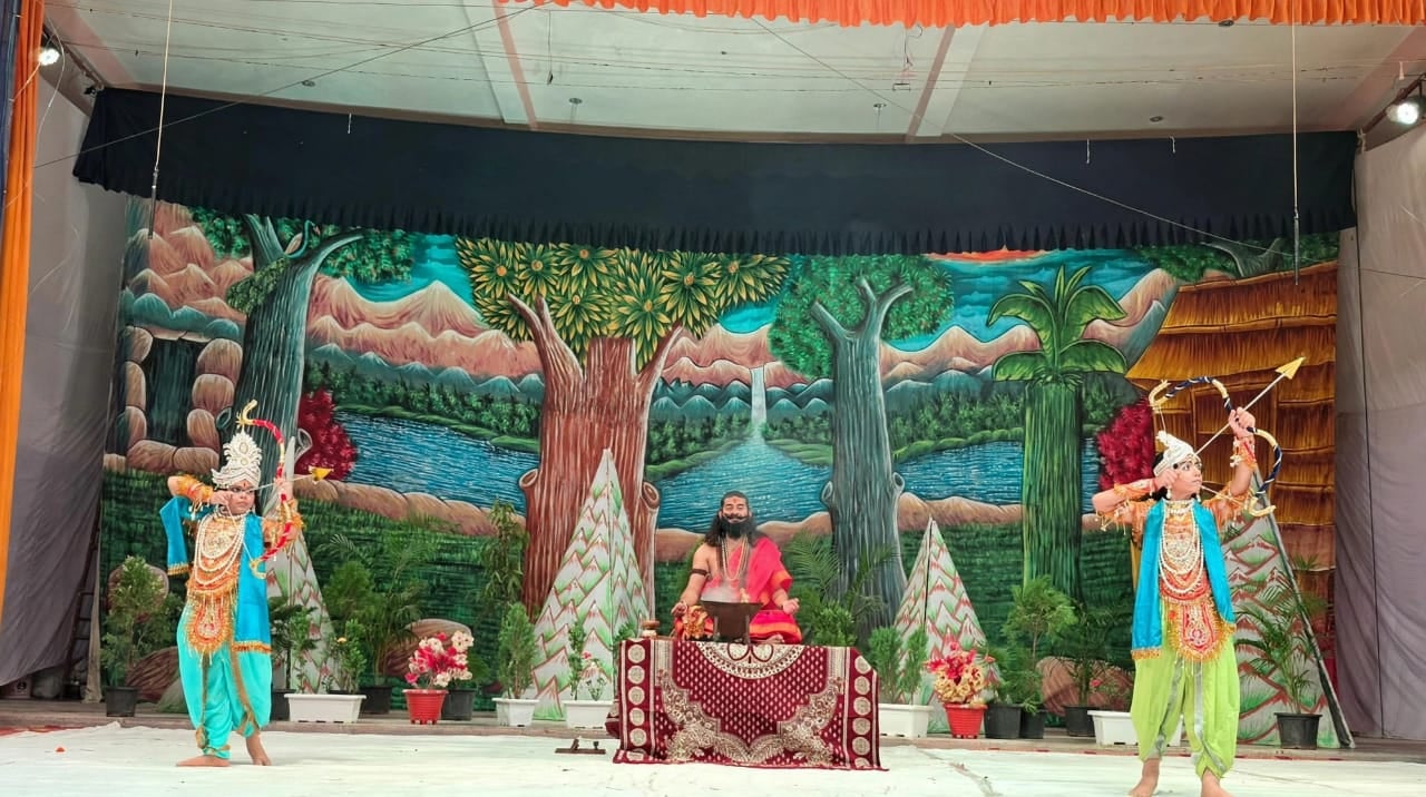 फोटो संख्या:-66 श्री हनुमान रामलीला में विश्वामित्र के लिए फूल तोड़ते हुए राम व लक्ष्मण। संवाद फोटो संख्या:-66 श्री हनुमान रामलीला में विश्वामित्र के लिए फूल तोड़ते हुए राम व लक्ष्मण। संवाद