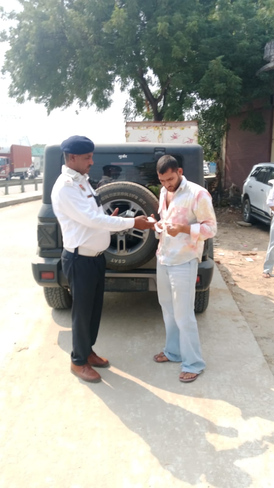 गुरुग्राम यातायात पुलिस द्वारा यातायात नियमों का उल्लंघन करने वाले वाहन चालकों का चलान काटते हु