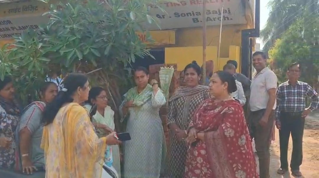 गीता नगरी में जेसीबी रोककर खड़े हुए स्थानीय लोग। संवाद