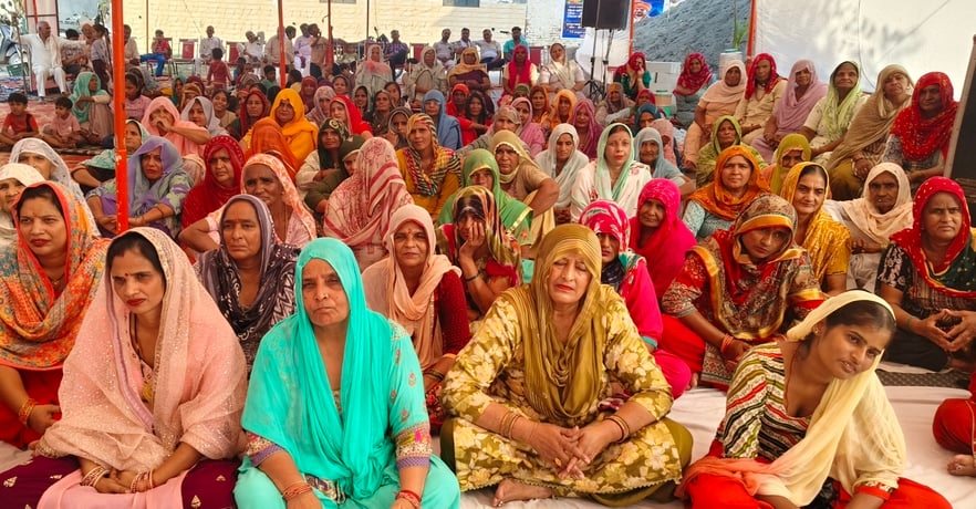 गांव बीर बागड़ा में पंडाल में मौजूद श्रद्धालु कथा सुनते हुए। विज्ञप्ति