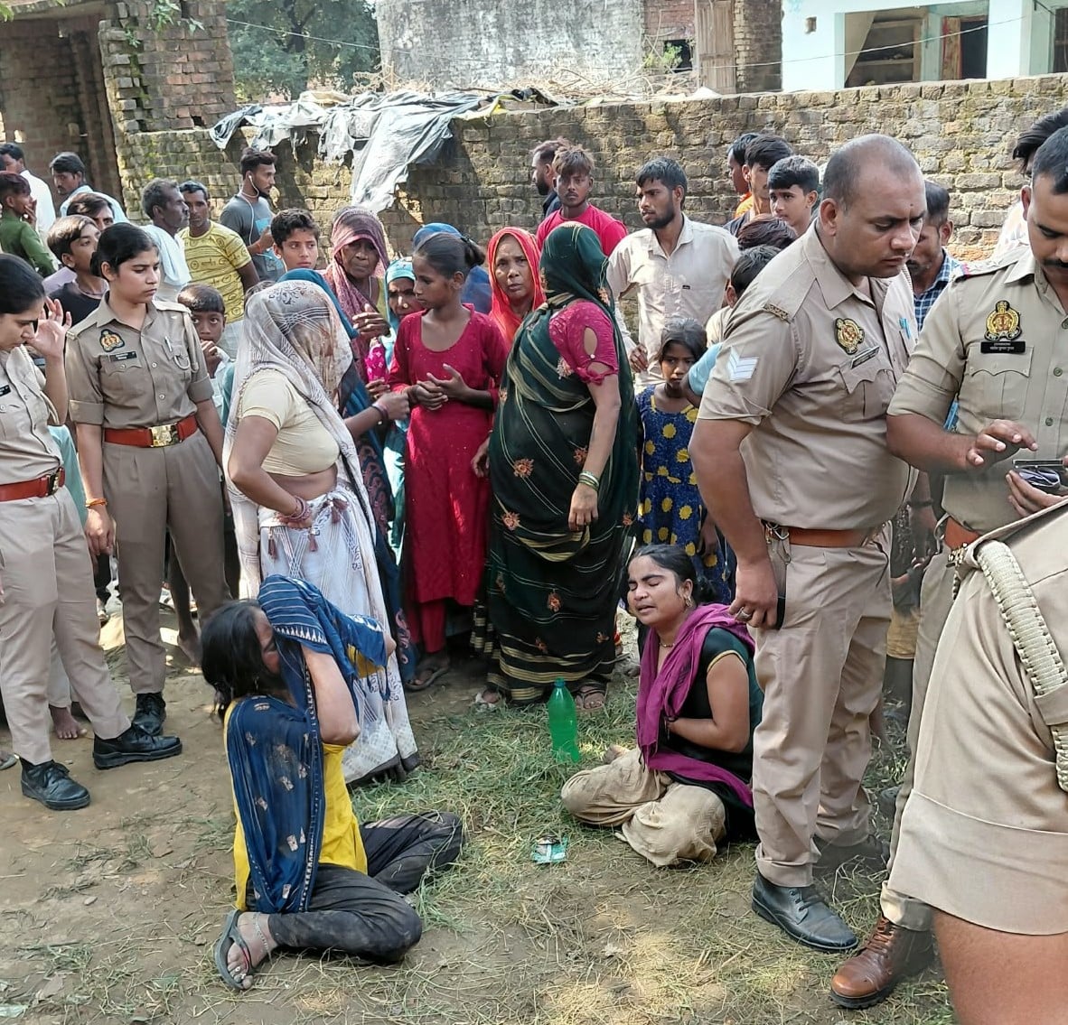 घटना स्थल पर जांच करती फॉरेसिंग टीम। संवाद