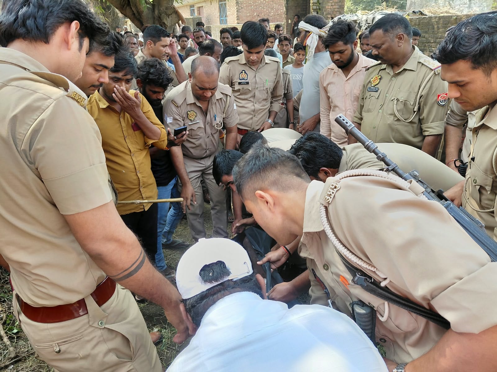 घटना स्थल पर जांच करती फॉरेसिंग टीम। संवाद
