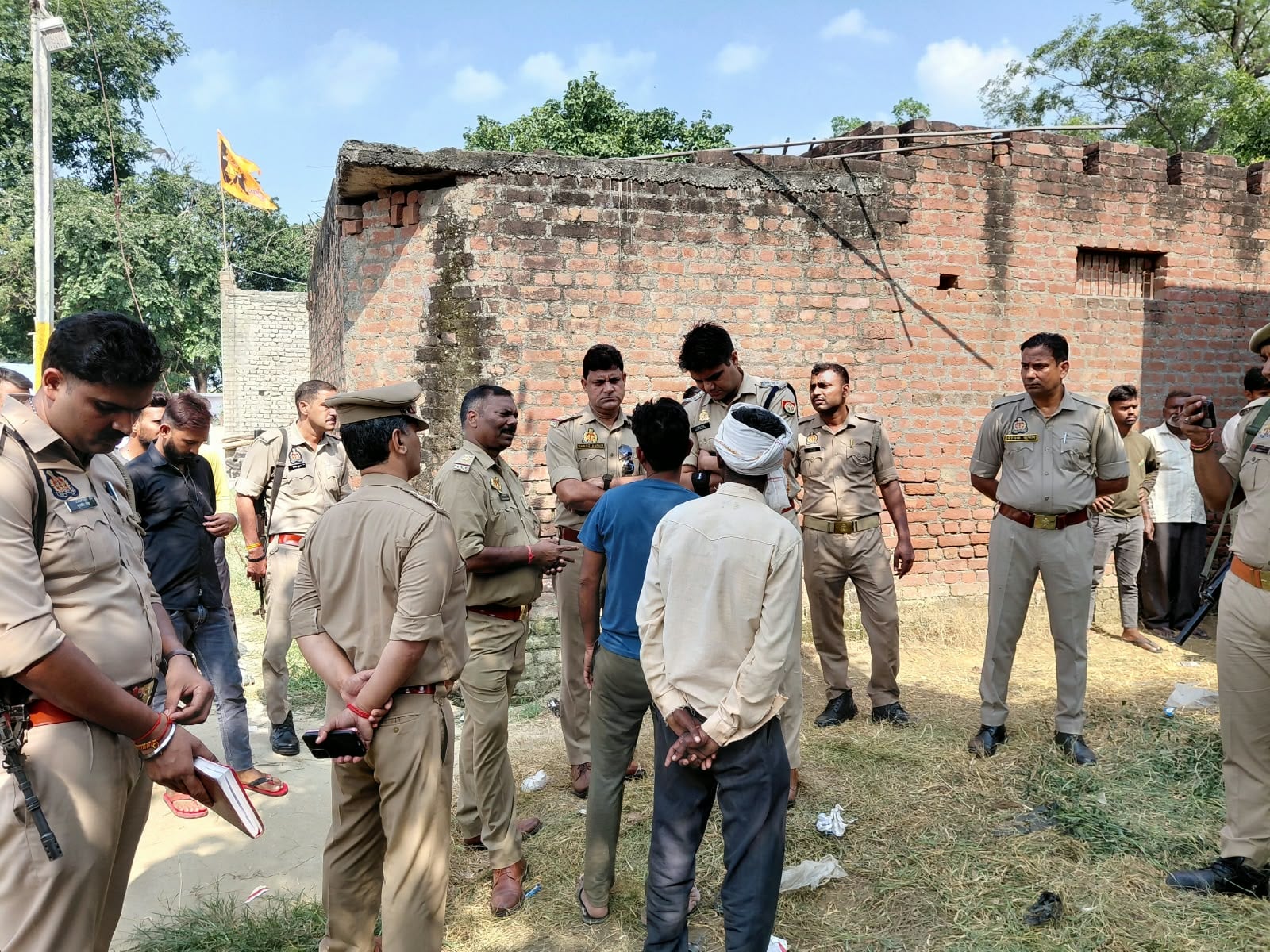 घटना स्थल पर जांच करती फॉरेसिंग टीम। संवाद