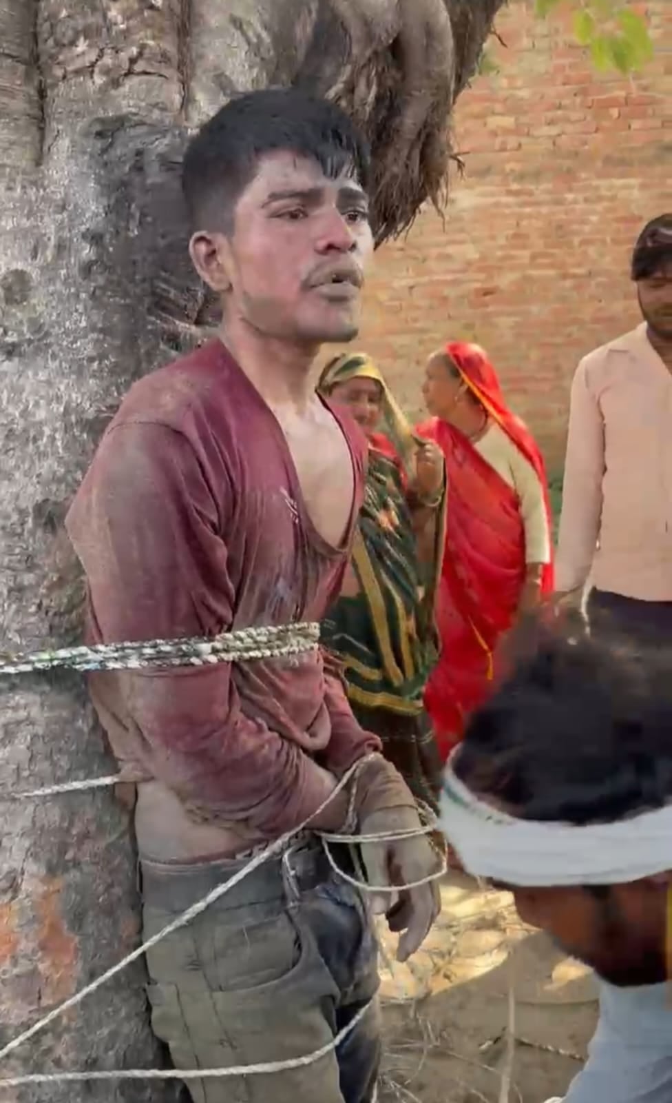 घटना स्थल पर जांच करती फॉरेसिंग टीम। संवाद