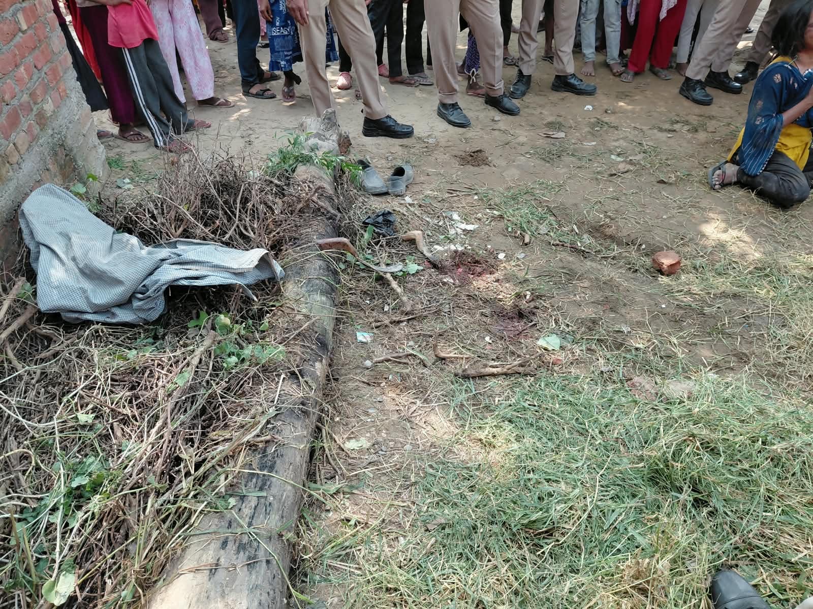 घटना स्थल पर जांच करती फॉरेसिंग टीम। संवाद