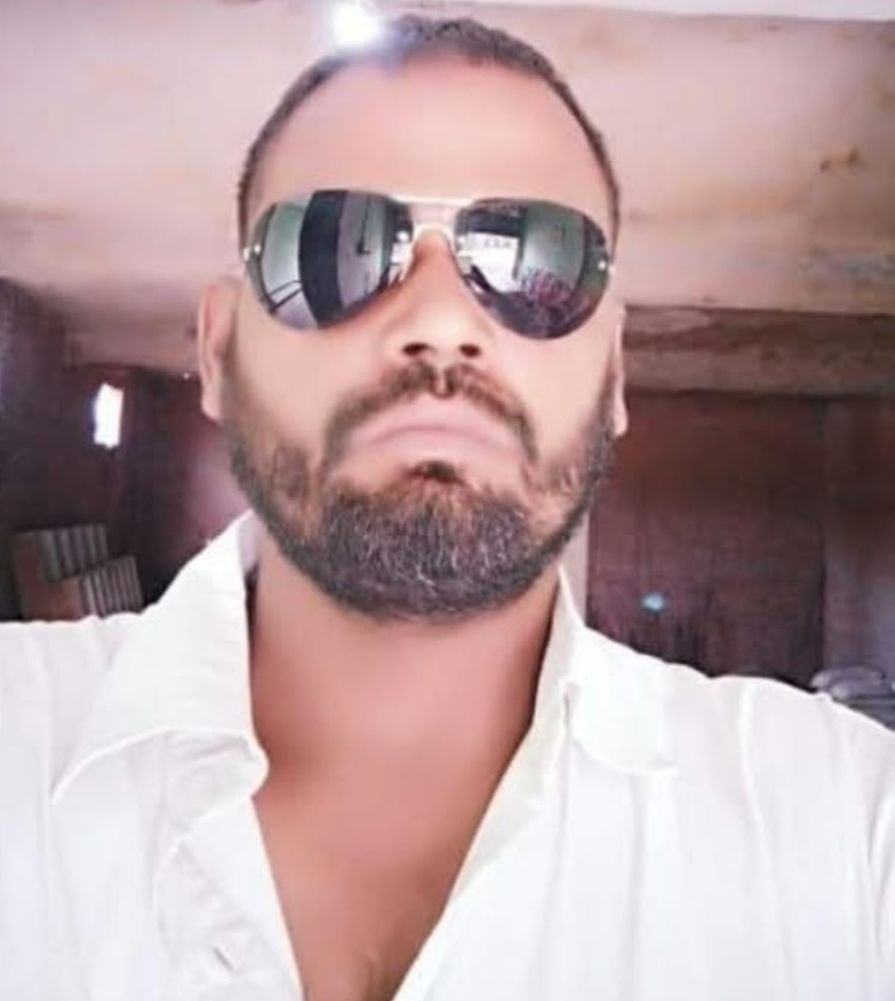 घटना स्थल पर मौजूद ग्रामीण व पुलिस। संवाद