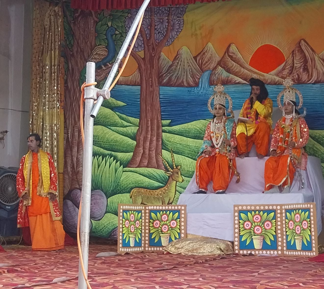 जगत में श्री रामलीला मंच पर अभिनय करते पात्र। संवाद जगत में श्री रामलीला मंच पर अभिनय करते पात्र। संवाद
