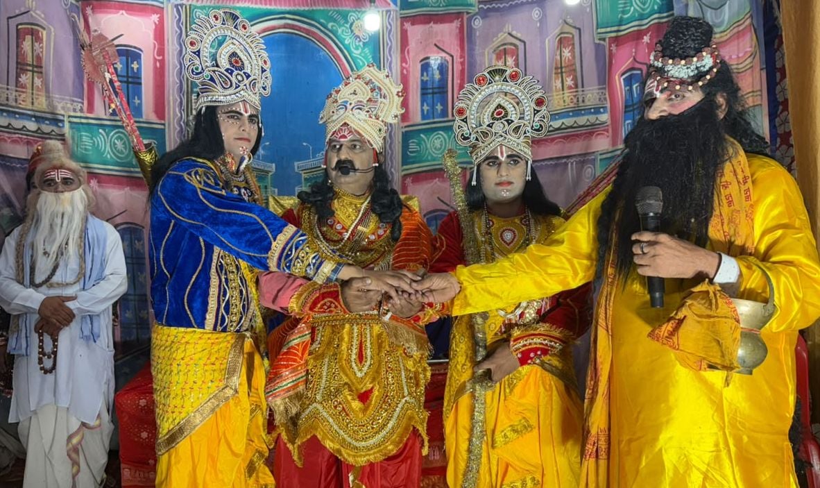 जगत में श्री रामलीला मंच पर अभिनय करते पात्र। संवाद जगत में श्री रामलीला मंच पर अभिनय करते पात्र। संवाद