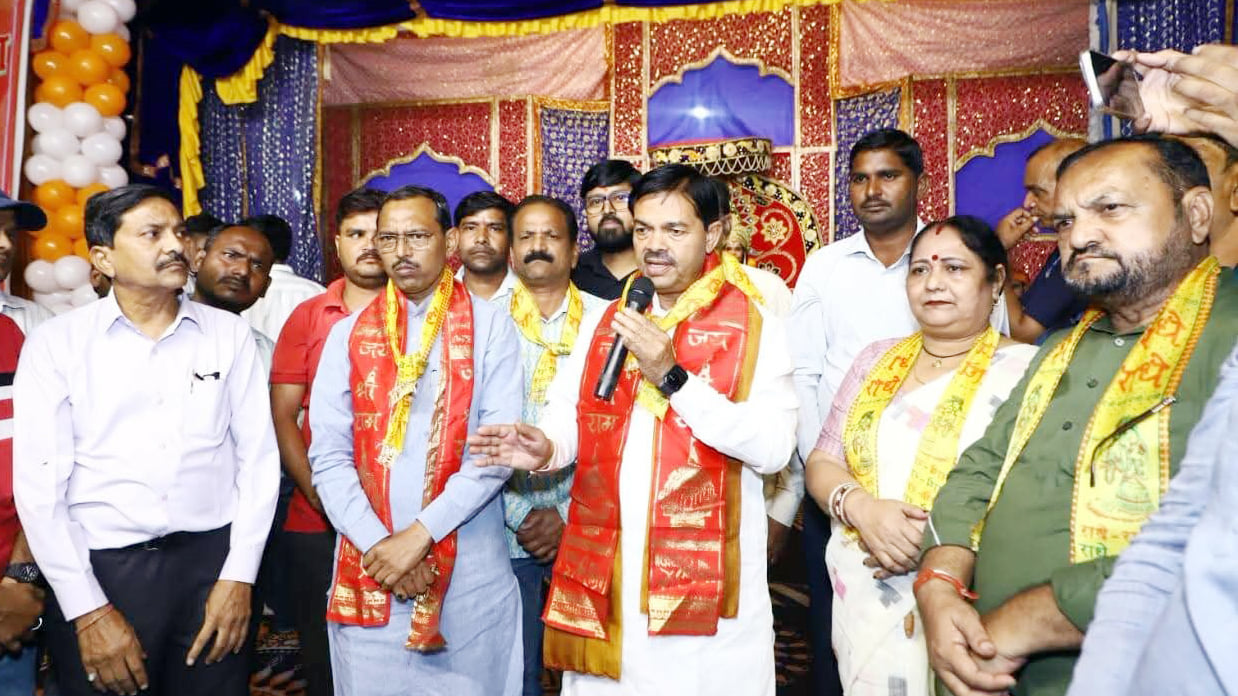 जगत में श्री रामलीला मंच पर अभिनय करते पात्र। संवाद जगत में श्री रामलीला मंच पर अभिनय करते पात्र। संवाद