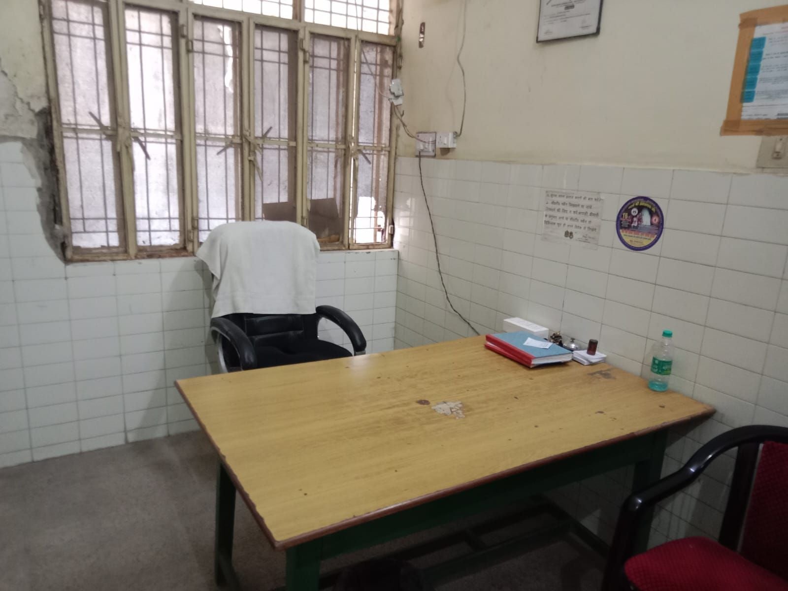 जिला अस्पताल में डॉक्टर कक्ष के बाहर लाइन लगी हुई। संवाद