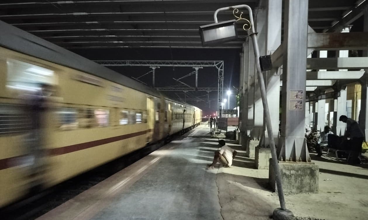 ज्ञानपुर रोड रेलवे स्टेशन पर ट्रेन आने पर होती है भागदौड़। संवाद