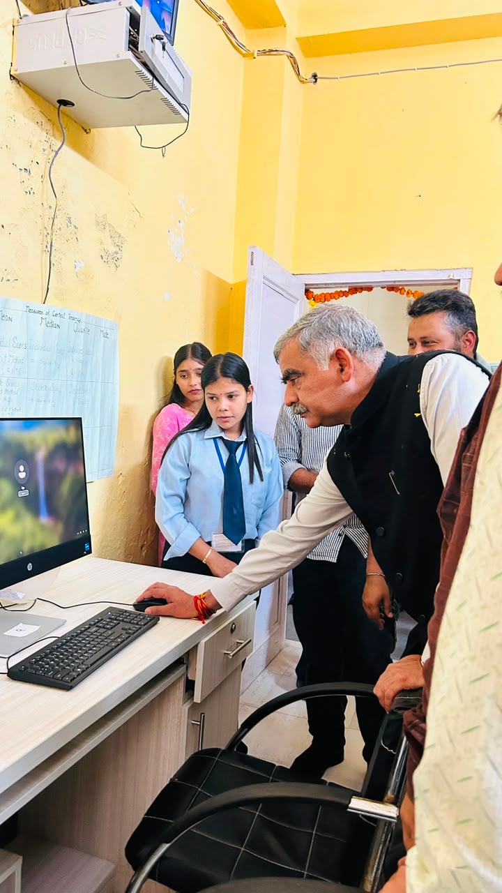 ज्वालामुखी कॉलेज में कंप्यूटर लैब का उद्घाटन करते विधायक संजय रत्न। -स्रोत : संस्थान