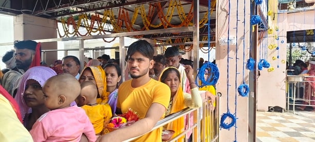 कांगड़ा के बज्रेश्वरी माता मंदिर में दर्शनों के लिए लगी श्रद्धाुलओं की लाइन। जागरूक पाठक