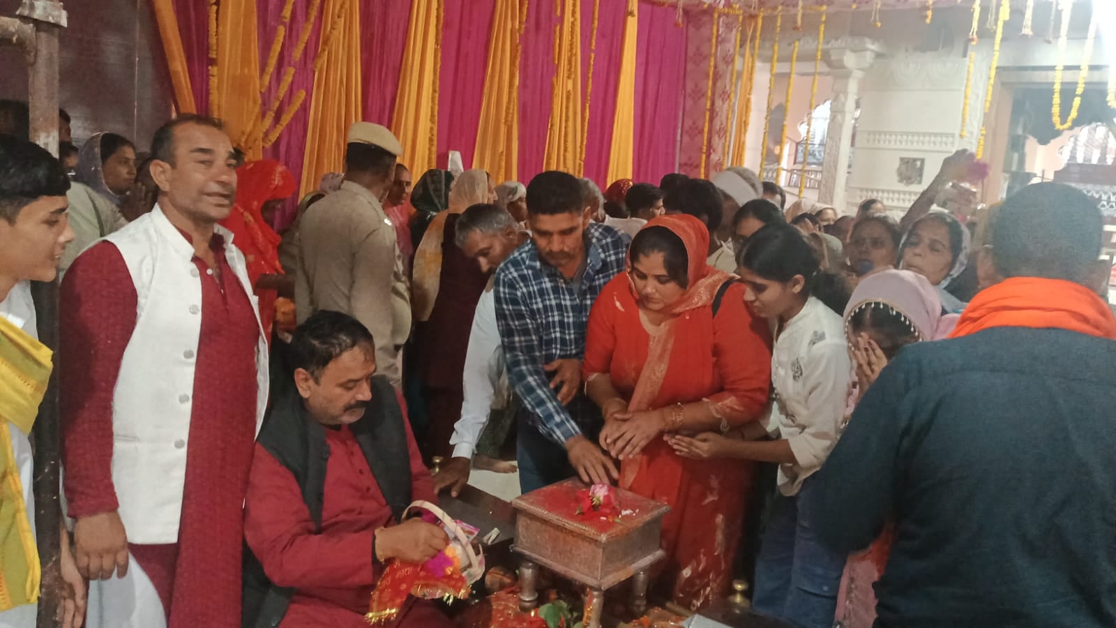 कांगड़ा के बज्रेश्वरी माता मंदिर में दर्शनों के लिए लगी श्रद्धाुलओं की लाइन। जागरूक पाठक