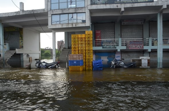 कैंप में दवा लेते बाढ़ पीड़ित।