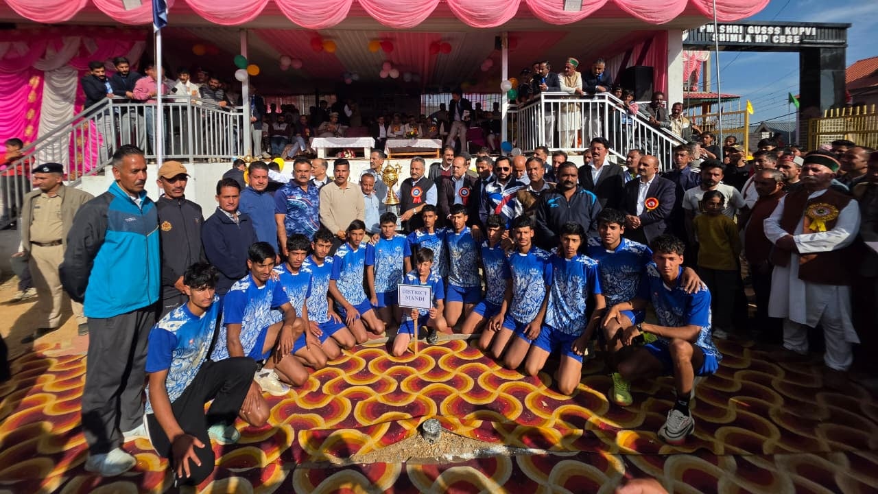 कुपवी मेंशिक्षा मंत्री रोहित ठाकुर को सम्मानित करतेलोग व विजेता टीम के साथशिक्षा मंत्री कुपवी मेंशिक्षा मंत्री रोहित ठाकुर को सम्मानित करतेलोग व विजेता टीम के साथशिक्षा मंत्री
