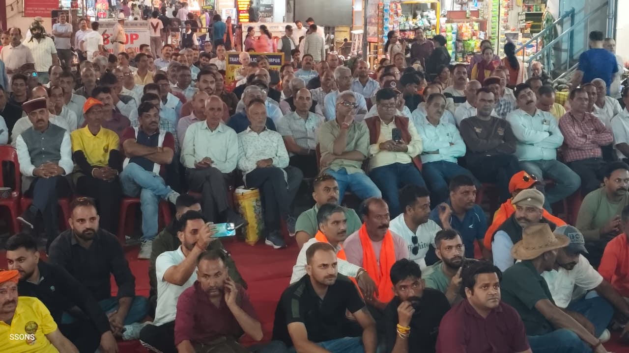 करणी सेना के राष्ट्रीय अध्यक्ष महिपाल सिंह मकराना का हमीरपुर गांधी चौक पर हार पहनाकर स्वागत करत