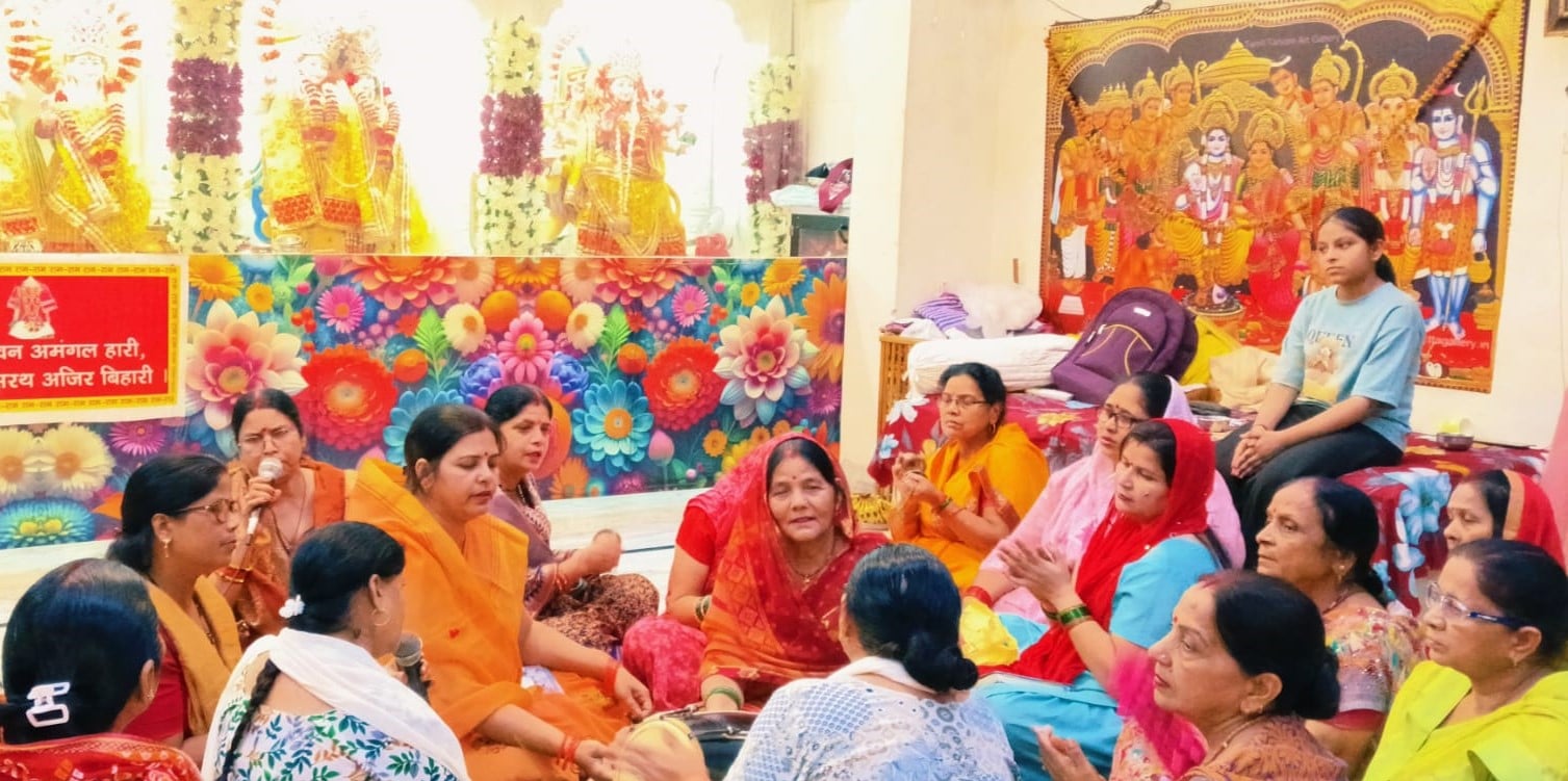 कुर्रियाकलां क्षेत्र के रामखेड़ा के देवी मंदिर पर भागवत कथा सुनाते व्यास आशीष वाजपेयी। संवाद कुर्रियाकलां क्षेत्र के रामखेड़ा के देवी मंदिर पर भागवत कथा सुनाते व्यास आशीष वाजपेयी। संवाद