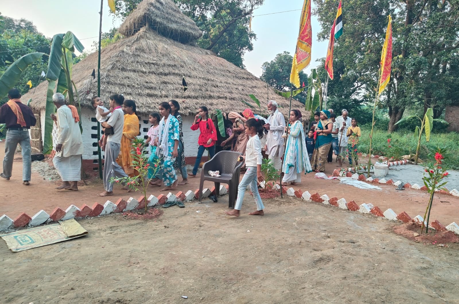 कुर्रियाकलां क्षेत्र के रामखेड़ा के देवी मंदिर पर भागवत कथा सुनाते व्यास आशीष वाजपेयी। संवाद कुर्रियाकलां क्षेत्र के रामखेड़ा के देवी मंदिर पर भागवत कथा सुनाते व्यास आशीष वाजपेयी। संवाद