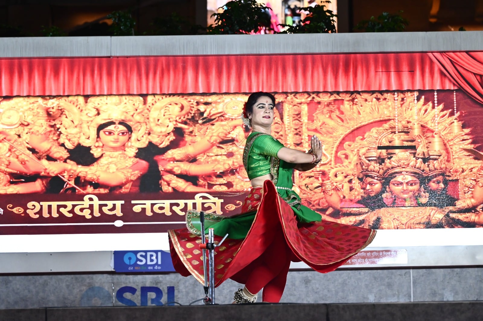 काशी विश्वनाथ मंदिर में सांस्कृतिक कार्यक्रम की प्रस्तुति देते कलाकार। स्रोत मंदिर प्रशासन काशी विश्वनाथ मंदिर में सांस्कृतिक कार्यक्रम की प्रस्तुति देते कलाकार। स्रोत मंदिर प्रशासन