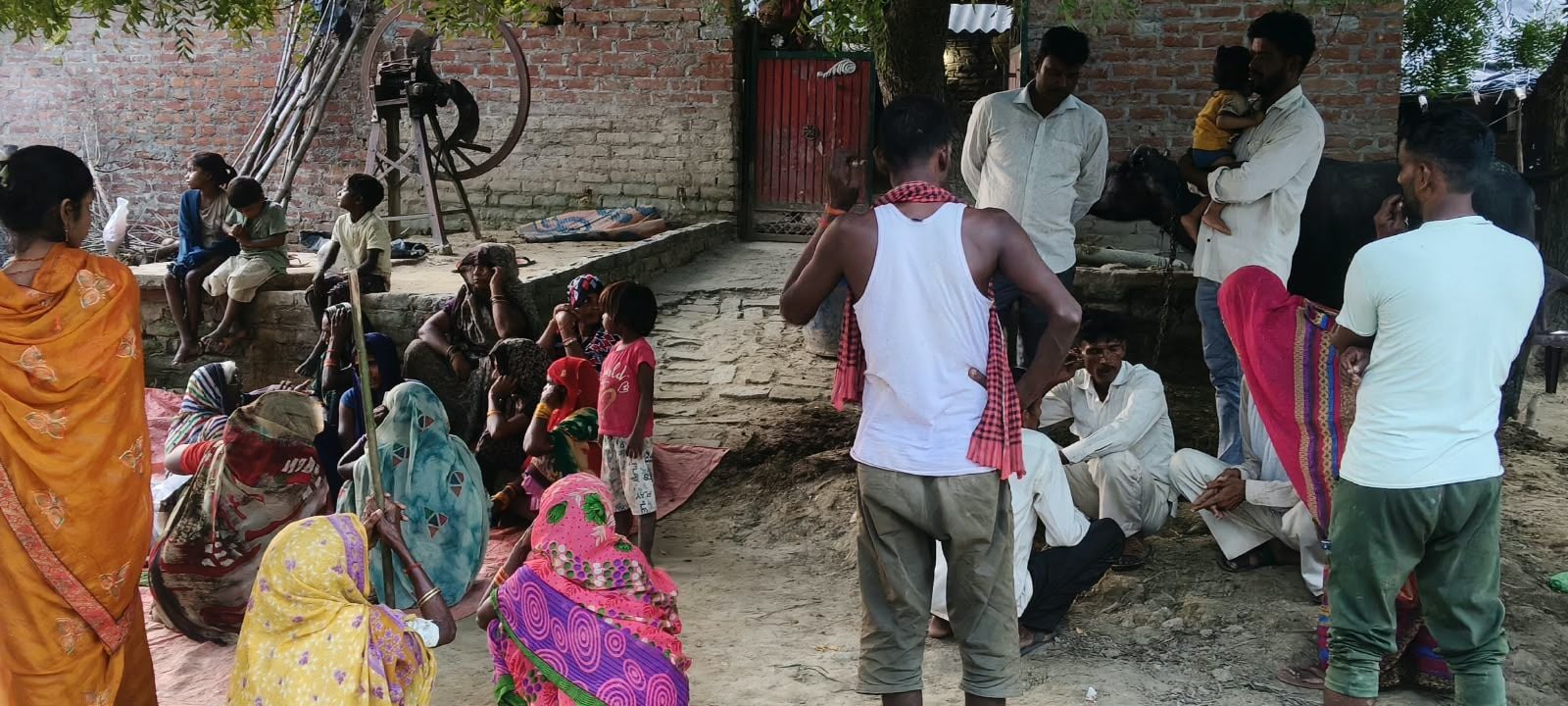 लखनऊ हादसे में मृत माधवखेड़ा गांव निवासी रहे संतोष की बिलखती मां रामश्री (चश्मा लगाए), साथ में ब लखनऊ हादसे में मृत माधवखेड़ा गांव निवासी रहे संतोष की बिलखती मां रामश्री (चश्मा लगाए), साथ में ब