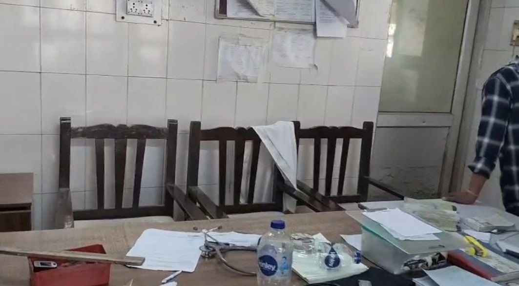 मेडिकल कॉलेज की इमरजेंसी में खाली डॉक्टरों की कुर्सी व नाराजगी जताते हनुमंत लाल। स्रोत: वीडियोग मेडिकल कॉलेज की इमरजेंसी में खाली डॉक्टरों की कुर्सी व नाराजगी जताते हनुमंत लाल। स्रोत: वीडियोग