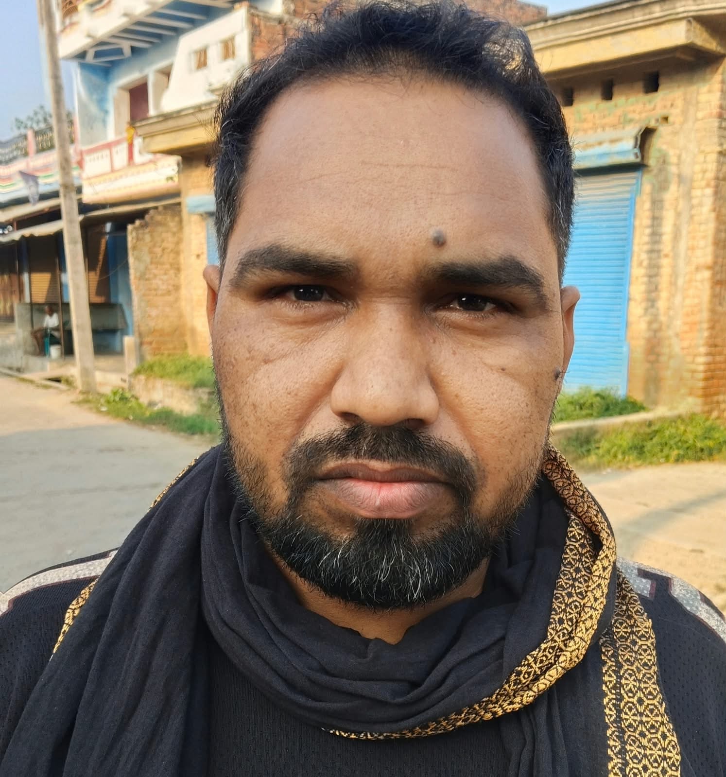 मकदुमपुर ढोकसहा गांव में नाली न होने से सड़क के बीच बह रहा रहा गंदा पानी। संवाद मकदुमपुर ढोकसहा गांव में नाली न होने से सड़क के बीच बह रहा रहा गंदा पानी। संवाद