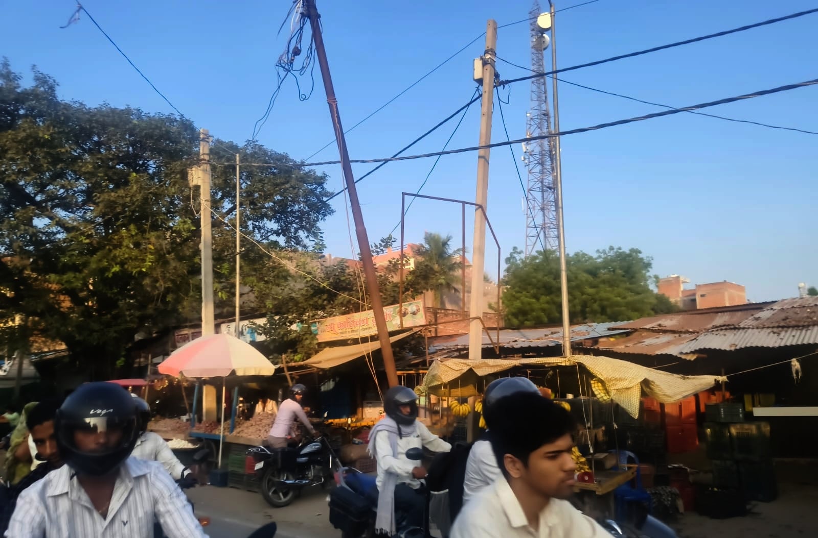 निजामाबाद में एक ही स्थान पर लगे छह नियम विरुद्ध पोल। संवाद निजामाबाद में एक ही स्थान पर लगे छह नियम विरुद्ध पोल। संवाद