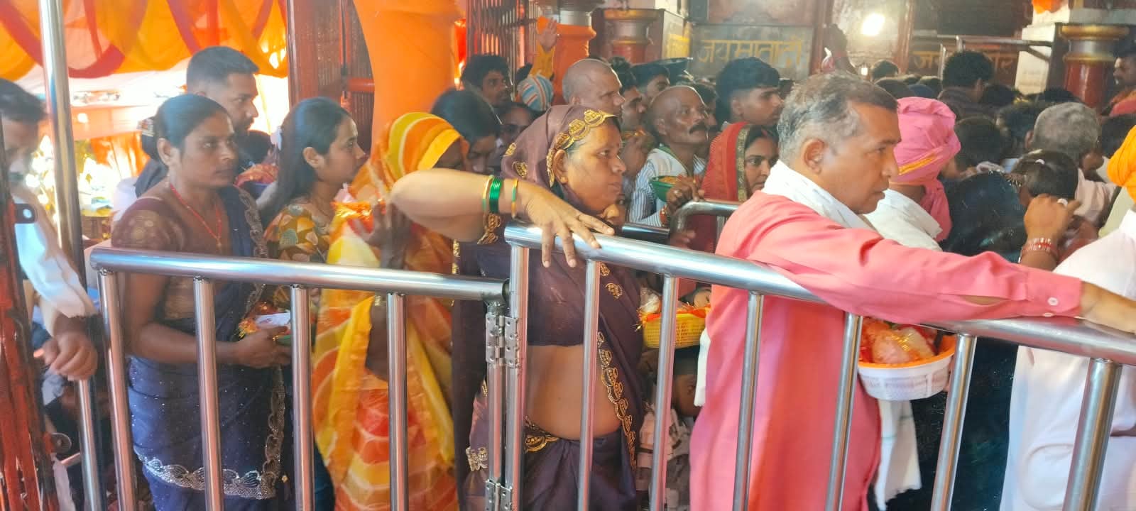 नवरात्र के तीसरे दिन मां शीतला के दरबार में दर्शन-पूजन के लिए लाइन में लगे श्रद्धालु।  संवाद