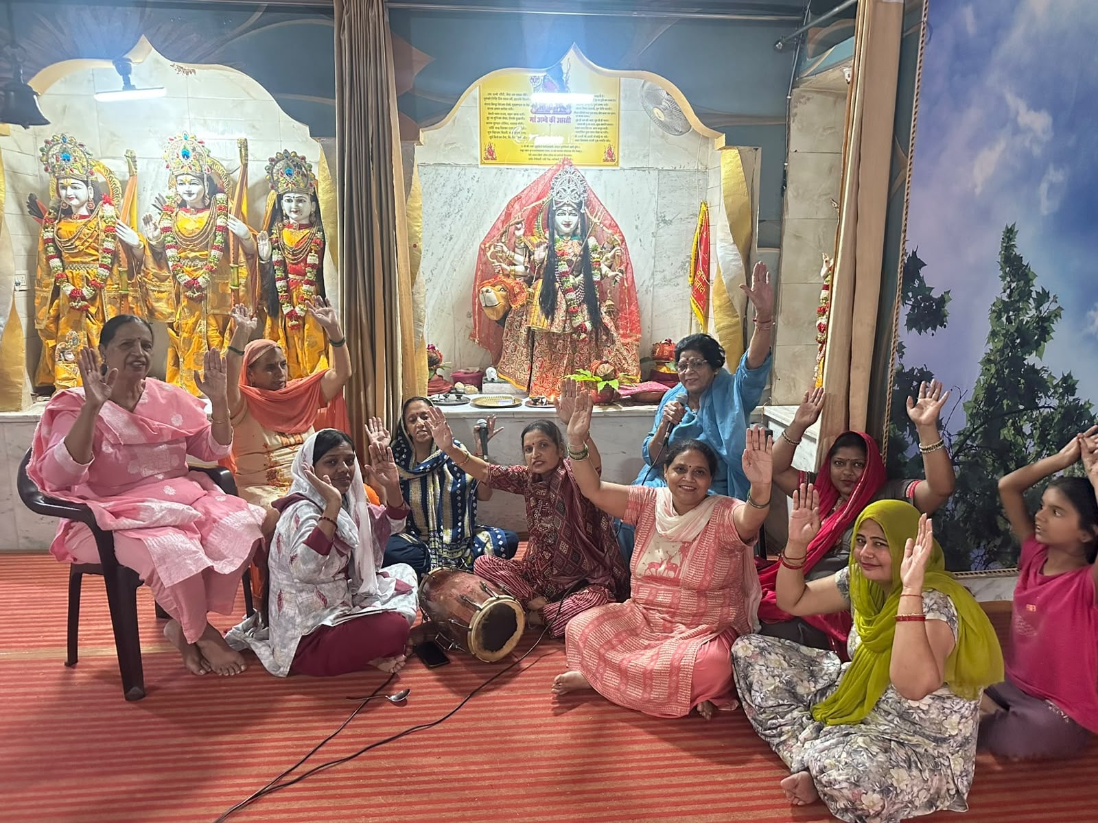 नवरात्र के तीसरे दिन मंदिर में पूजा अर्चना करती महिलाएं। संवाद नवरात्र के तीसरे दिन मंदिर में पूजा अर्चना करती महिलाएं। संवाद