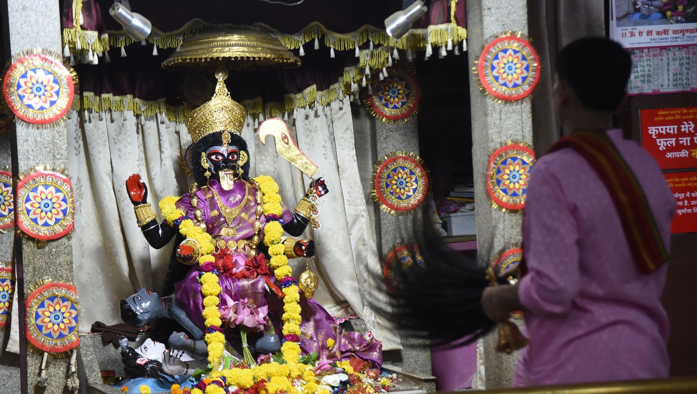 नवरात्र पर मां दुर्गा के दर्शन के लिए उमड़ी भीड़। नवरात्र पर मां दुर्गा के दर्शन के लिए उमड़ी भीड़।