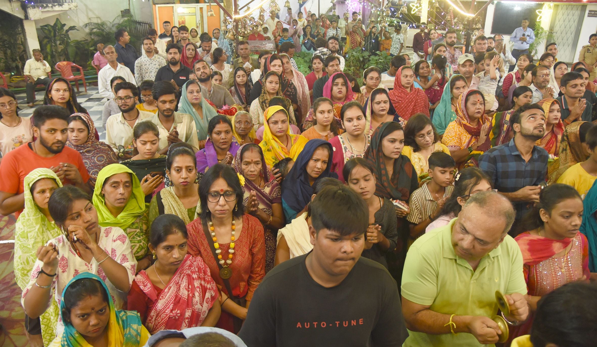 नवरात्र पर मां दुर्गा के दर्शन के लिए उमड़ी भीड़। नवरात्र पर मां दुर्गा के दर्शन के लिए उमड़ी भीड़।