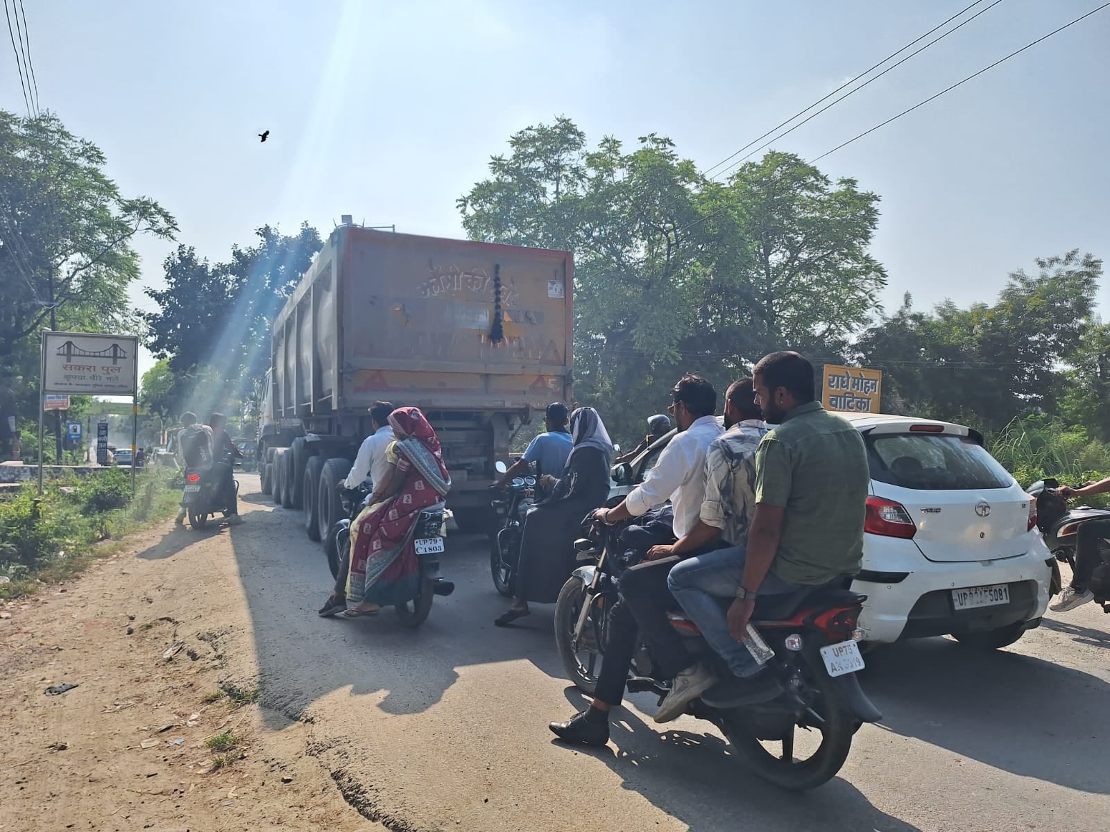 पुल निर्माण के लिए बनाई गई मेड़। संवाद पुल निर्माण के लिए बनाई गई मेड़। संवाद