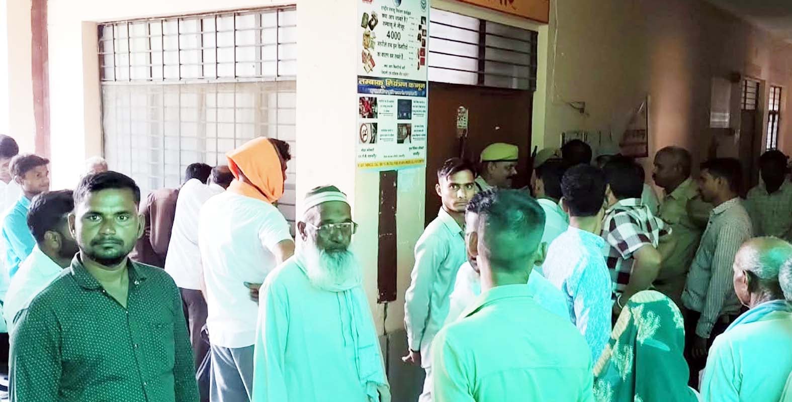 पुवायां में तहसील से जाते एसडीएम और नारेबाजी करते वकील। संवाद