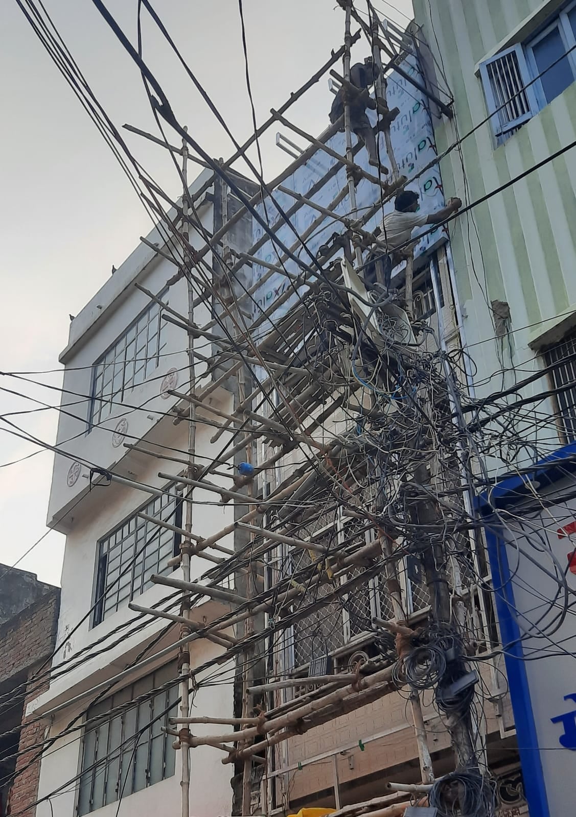 राजागंज मार्ग पर लटका विद्युत खंभा। संवाद
