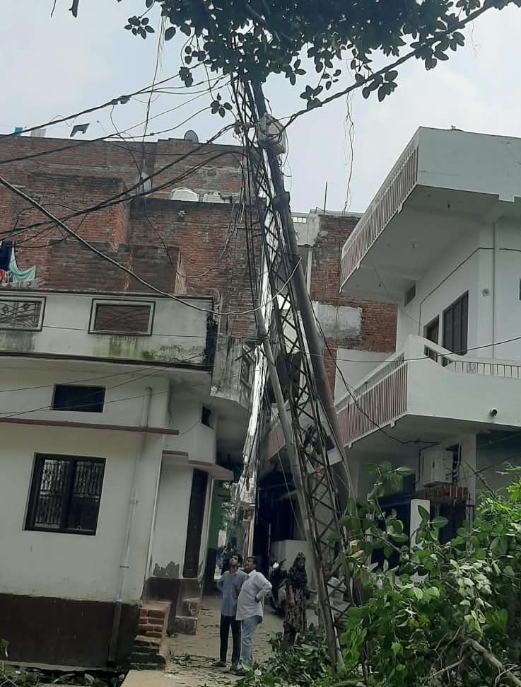 राजागंज मार्ग पर लटका विद्युत खंभा। संवाद