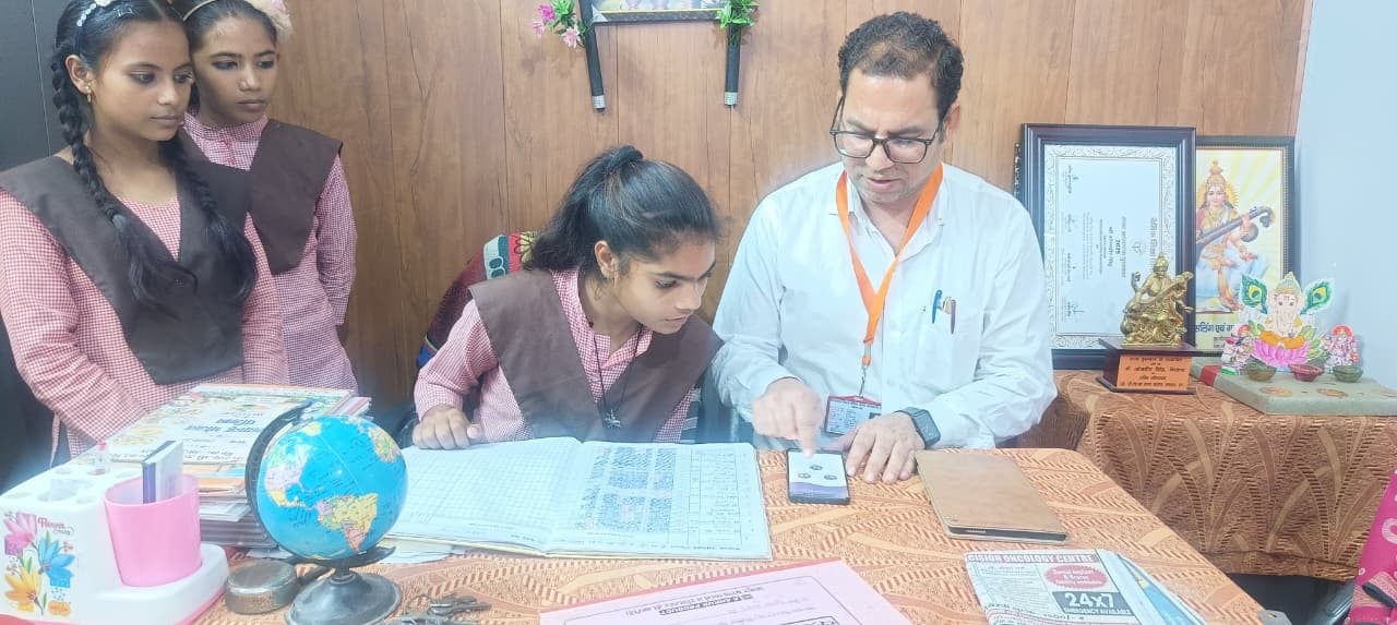 सकीट क्षेत्र के प्राथमिक विद्यालय नगला पवल में कक्षा 5 की मेधावी छात्रा वंशिका को एक दिन के लिए सकीट क्षेत्र के प्राथमिक विद्यालय नगला पवल में कक्षा 5 की मेधावी छात्रा वंशिका को एक दिन के लिए