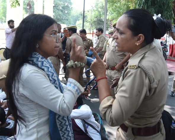समान वेतन मांग रहे डॉक्टरों से पुलिस की झड़प। समान वेतन मांग रहे डॉक्टरों से पुलिस की झड़प।