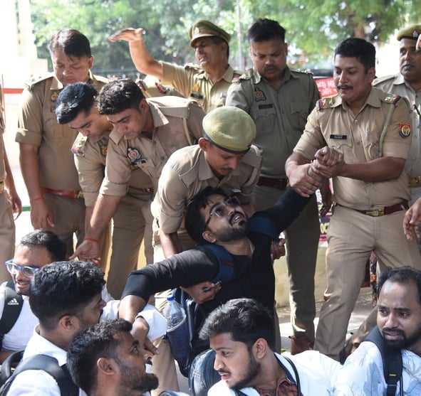 समान वेतन मांग रहे डॉक्टरों से पुलिस की झड़प। समान वेतन मांग रहे डॉक्टरों से पुलिस की झड़प।