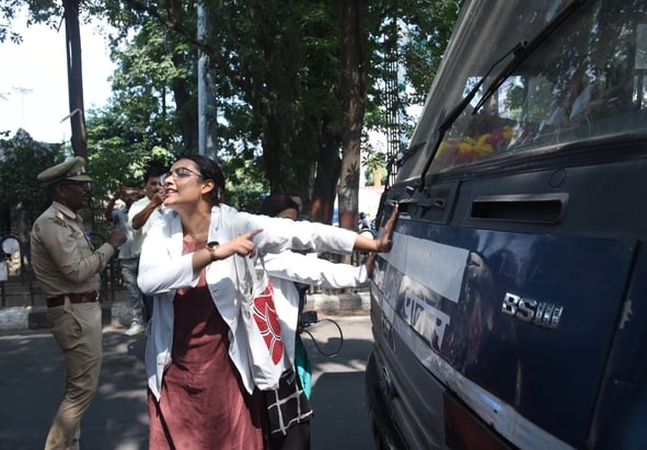समान वेतन मांग रहे डॉक्टरों से पुलिस की झड़प। समान वेतन मांग रहे डॉक्टरों से पुलिस की झड़प।