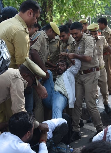 समान वेतन मांग रहे डॉक्टरों से पुलिस की झड़प। समान वेतन मांग रहे डॉक्टरों से पुलिस की झड़प।