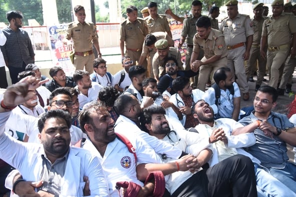 समान वेतन मांग रहे डॉक्टरों से पुलिस की झड़प। समान वेतन मांग रहे डॉक्टरों से पुलिस की झड़प।