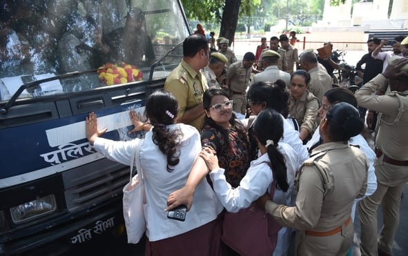 समान वेतन मांग रहे डॉक्टरों से पुलिस की झड़प। समान वेतन मांग रहे डॉक्टरों से पुलिस की झड़प।