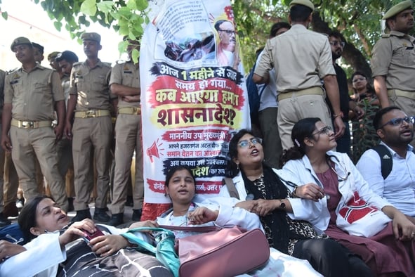 समान वेतन मांग रहे डॉक्टरों से पुलिस की झड़प। समान वेतन मांग रहे डॉक्टरों से पुलिस की झड़प।