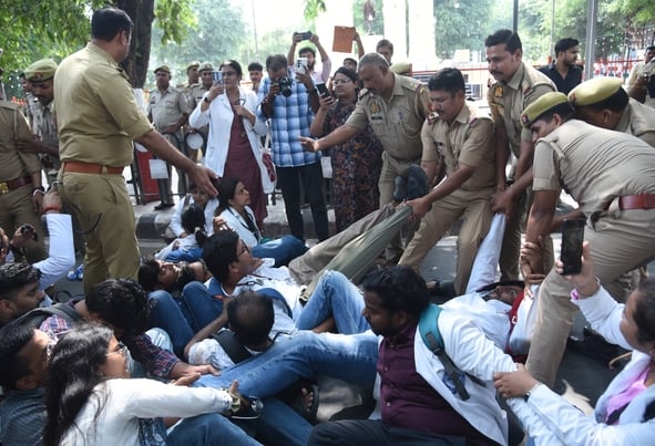 समान वेतन मांग रहे डॉक्टरों से पुलिस की झड़प। समान वेतन मांग रहे डॉक्टरों से पुलिस की झड़प।