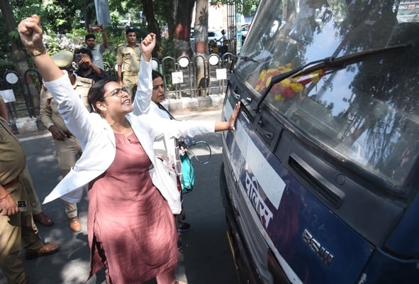 समान वेतन मांग रहे डॉक्टरों से पुलिस की झड़प। समान वेतन मांग रहे डॉक्टरों से पुलिस की झड़प।