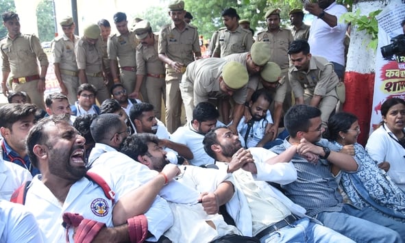 समान वेतन मांग रहे डॉक्टरों से पुलिस की झड़प। समान वेतन मांग रहे डॉक्टरों से पुलिस की झड़प।