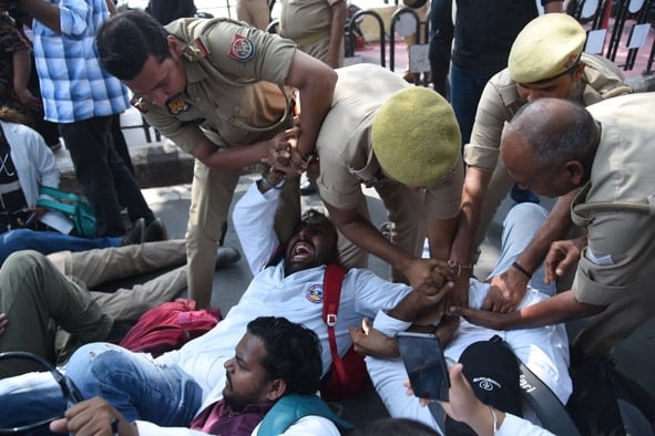 समान वेतन मांग रहे डॉक्टरों से पुलिस की झड़प। समान वेतन मांग रहे डॉक्टरों से पुलिस की झड़प।
